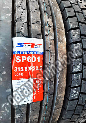 SporTrak SP601 (рулевая) 315/80 R22.5 157/154K 20PR - Фото протектора с этикеткой вблизи